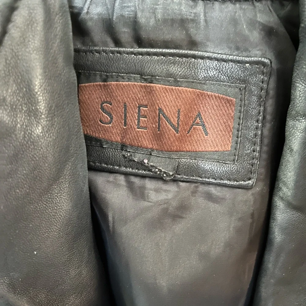 Leather jacket - Picture 2 of 3